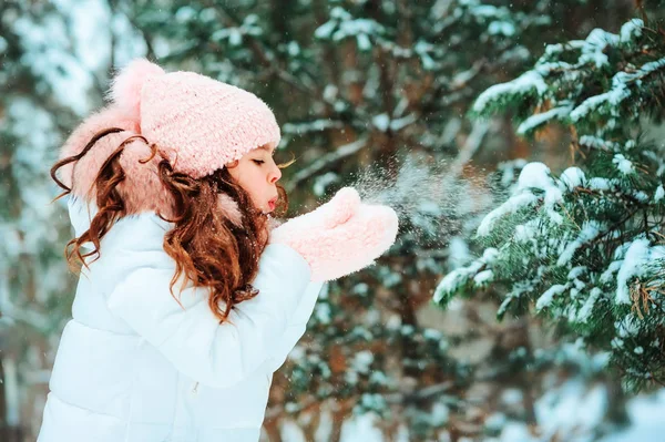穿着白衣 头戴帽子 戴着粉色手套的快乐小女孩的冬季肖像 在外面雪地的冬季森林里玩耍 快乐童年和积极寒假的概念 — 图库照片