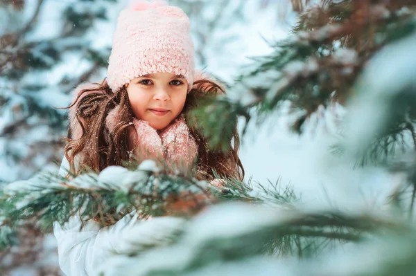 Зимний Портрет Милой Улыбающейся Девочки Белом Халате Розовой Шляпе Варежках — стоковое фото