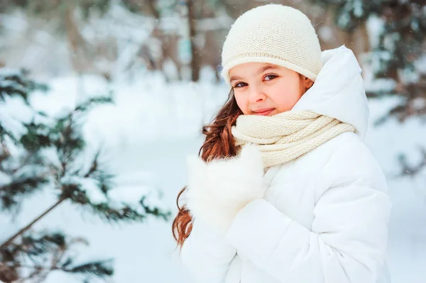 Зимой Крупным Планом Портрет Милой Мечтательной Девочки Белом Халате Шляпе — стоковое фото