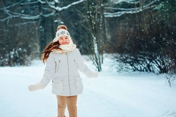 Счастливый Ребенок Играет Зимнем Лесу Снегопадом Сезонные Мероприятия Зимние Каникулы — стоковое фото