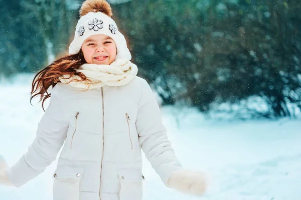 Счастливый Ребенок Играет Зимнем Лесу Снегопадом Сезонные Мероприятия Зимние Каникулы — стоковое фото