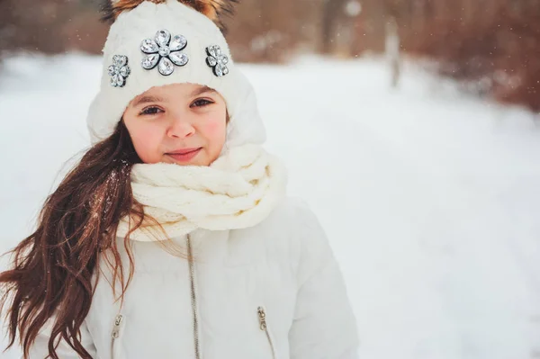 Glada Barn Som Leker Vinter Skog Snöfall Säsongsbetonad Verksamhet Och — Stockfoto