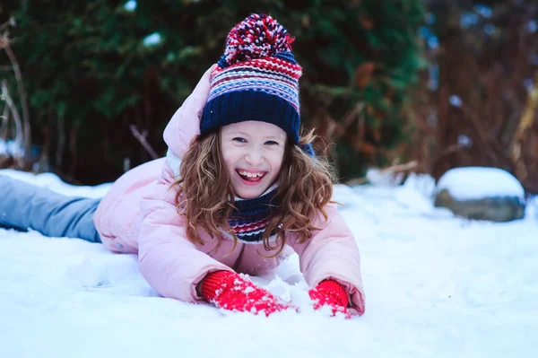 Menina Feliz Jogando Livre Jardim Inverno Nevado Conceito Feriados Sazonais — Fotografia de Stock