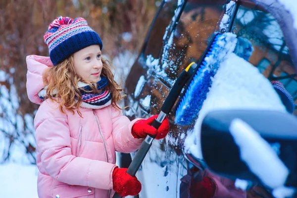 Niña Ayudando Limpiar Coche Nieve Patio Trasero Invierno Estacionamiento Coche — Foto de Stock