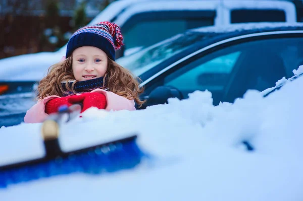 Niña Ayudando Limpiar Coche Nieve Patio Trasero Invierno Estacionamiento Coche — Foto de Stock