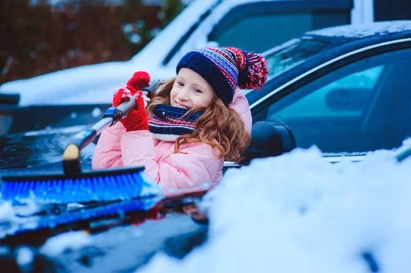 Девочка Помогает Очистить Автомобиль Снега Зимнем Заднем Дворе Парковки Машина — стоковое фото