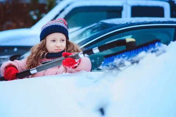 Niña Ayudando Limpiar Coche Nieve Patio Trasero Invierno Estacionamiento Coche — Foto de Stock