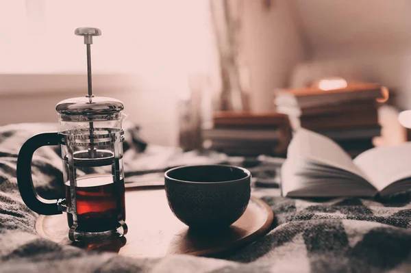 Przytulny Zimowy Poranek Domu Gorącą Herbatą Śniadanie Łóżku Wnętrzu Prawdziwego — Zdjęcie stockowe