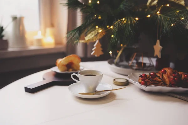 Acogedora Mañana Navidad Casa Con Taza Café Croissant — Foto de Stock