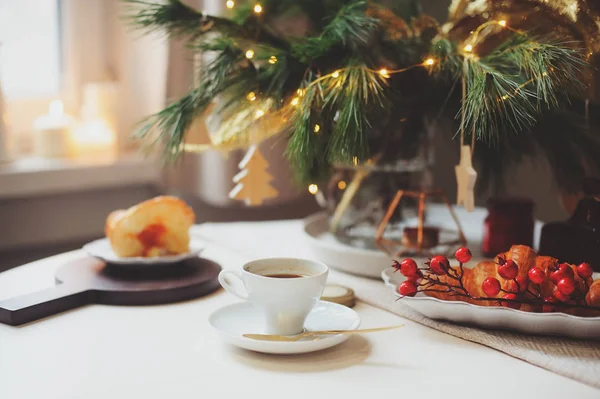 Acogedora Mañana Navidad Casa Con Taza Café Croissant — Foto de Stock