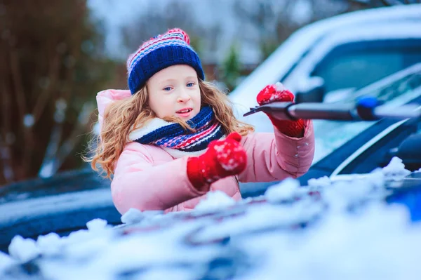 Маленька Дівчинка Допомагає Прибрати Машину Снігу Зимовому Подвір Або Парковці — стокове фото