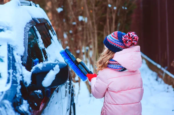 Niña Ayudando Limpiar Coche Nieve Patio Trasero Invierno Estacionamiento Coche — Foto de Stock