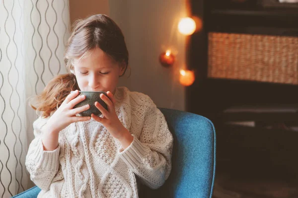 Mädchen Trinkt Winterwochenende Hause Heißen Kakao Und Sitzt Warmen Pullover — Stockfoto