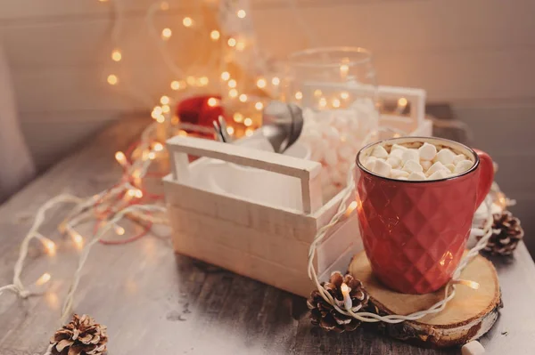 Cacao Caldo Con Marshmallow Sul Tavolo Legno Con Luci Natale — Foto Stock
