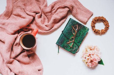 Sonbahar ya da yaz baharı bahçe masası manzaralı rahat süveter, kahve, bardak, çizim kitabı, beyaz arka planda kurutulmuş ortanca çiçekleri