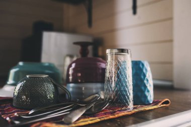 modern mutfak yemekleri temiz. Çamaşır tabak, bardak ve sofra, ev kavramı