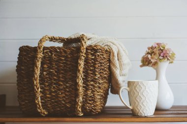 sıcacık kış iç Ayrıntılar beyaz ve kahverengi tonlarında. Sepet örme kazak ve kahve ahşap raf. 