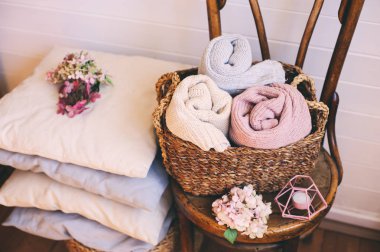 rahat iç detaylar, İskandinav yaşam tarzı. Hasır backets, mevsimsel dolap ve ev temizliği, kış sezonu için fikirler giysilerle düzenleme.