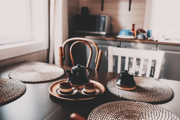 质朴的厨房在棕色和灰色色调在现代农舍而不是山寨 木桌上的早晨咖啡 — 图库照片