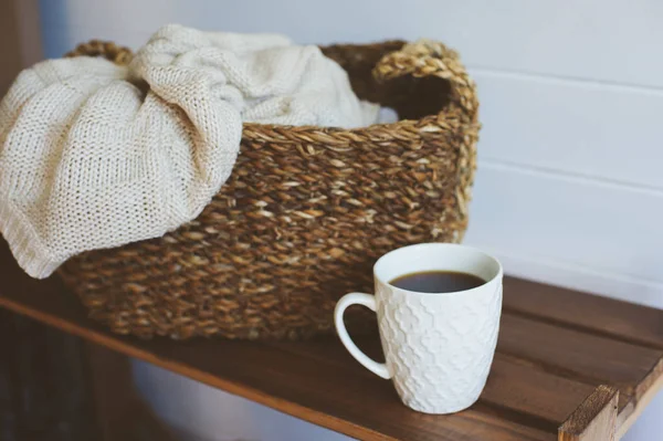 Gemütliches Winterinterieur Weiß Und Brauntönen Korb Mit Strickpullover Und Kaffeetasse — Stockfoto