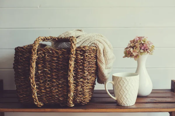 Detalhes Interiores Inverno Acolhedores Tons Brancos Marrons Cesta Com Suéter — Fotografia de Stock