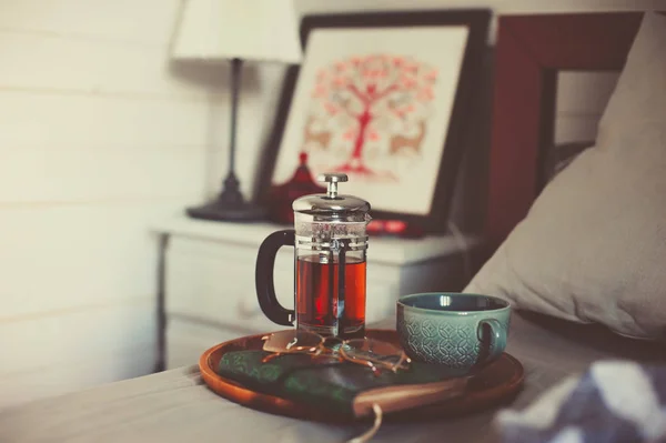 Matin Hiver Confortable Maison Avec Thé Chaud Petit Déjeuner Lit — Photo