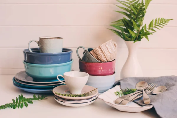 ahşap arka plan üzerinde doğal çanak çömlek sofra. Seramik bombeli ve nötr tonları, İskandinav tarzı su bardağı. 