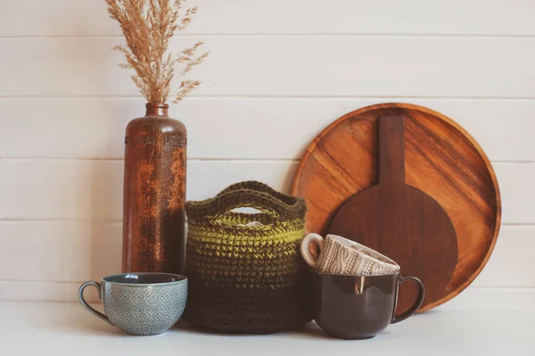 Natuurlijke Rustieke Handgemaakte Keukengerei Houten Achtergrond Keramiek Gewelfde Kopjes Neutrale — Stockfoto