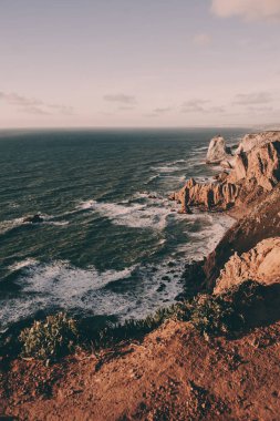 Portekiz keşfetmek. Cabo da Roca okyanus ve dağ görüntülemek, otantik yaşam tarzı yakalama, Yolculuk tutkusu kavramı.
