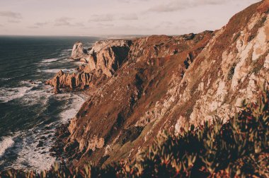 Portekiz keşfetmek. Cabo da Roca okyanus ve dağ görüntülemek, otantik yaşam tarzı yakalama, Yolculuk tutkusu kavramı.