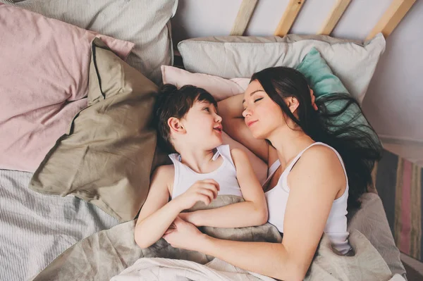 Mère Enfant Fils Dorment Ensemble Lit Réveillent Matin Vont Dormir — Photo