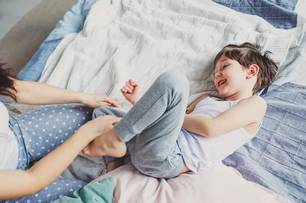 Boldog Anya Gyermek Fia Bolondozás Játszik Ágyban Reggel Családi Kapcsolatok — Stock Fotó