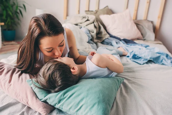 Anya Csókolja Kisgyermek Fia Éjszakát Vagy Reggelt Alkalmi Életmód Boldog — Stock Fotó