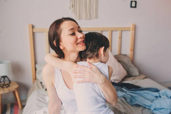 Boldog Szerető Anya Ölelést Gyermek Fiával Reggeli Ágyban Anya Megnyugtató — Stock Fotó