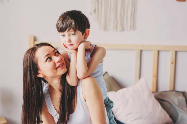 Abraços Mãe Amor Felizes Com Filho Criança Manhã Cama Mãe — Fotografia de Stock