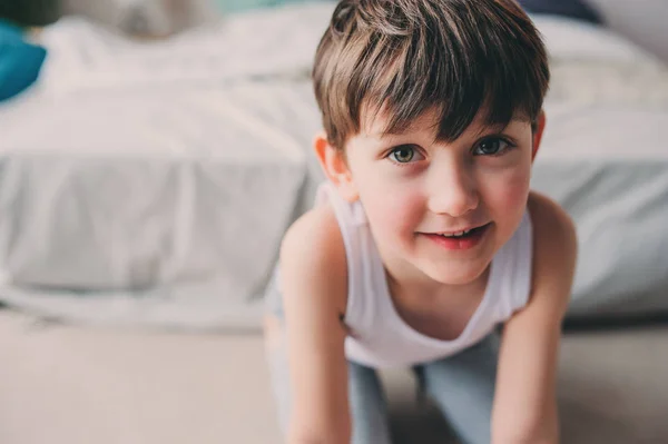 Primer Plano Retrato Lindo Niño Feliz Pijama Divertirse Dormitorio Por — Foto de Stock