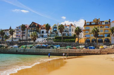 Cascais, Portekiz - 26 Mart 2018: Ünlü Cascais eski şehir merkezi, plaj ve turistler bir güzel görünüm