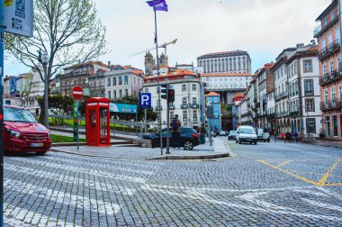 Porto, Portekiz - 29 Mart 2018 - şehir sokakları ve cephe geleneksel eski evler Porto, Portekiz