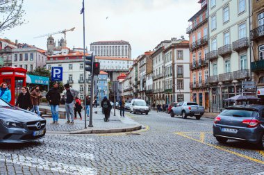 Porto, Portekiz - 29 Mart 2018 - şehir sokakları ve cephe geleneksel eski evler Porto, Portekiz