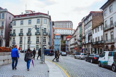 Porto, Portekiz - 29 Mart 2018 - şehir sokakları ve cephe geleneksel eski evler Porto, Portekiz