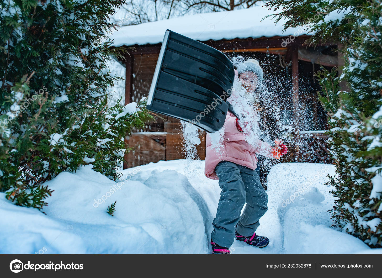Девочка Помогает Очистить Дорожку Снега Помощью Шоула Дети Играют Снежном — стоковое фото