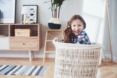 mutlu bir çocukluk kız modern yeni iç poz. Yeni ev, yeni daire kavram için hareketli satın alma 