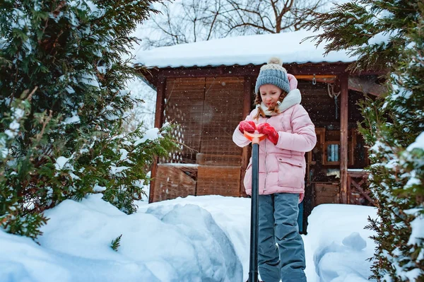 Niña Ayudando Limpiar Camino Nieve Con Showel Niño Jugando Jardín — Foto de Stock