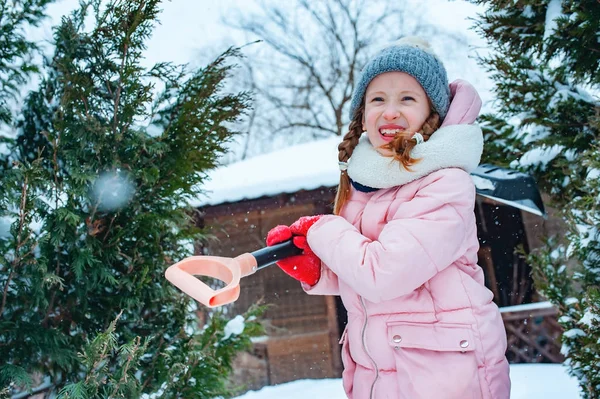 Девочка Помогает Очистить Дорожку Снега Помощью Шоула Дети Играют Снежном — стоковое фото