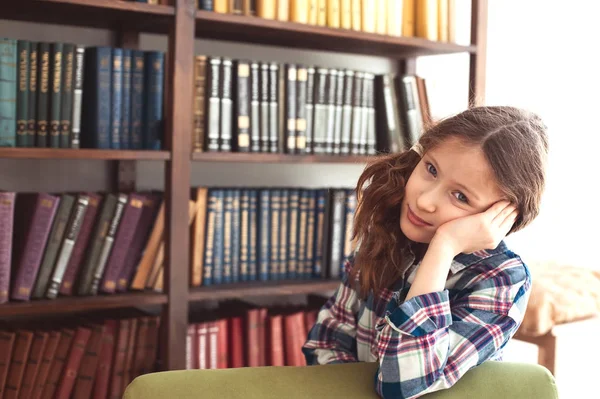 Sorgliga Kid Flicka Poserar Nära Bokhylla Hemma Undervisning Barn Att — Stockfoto