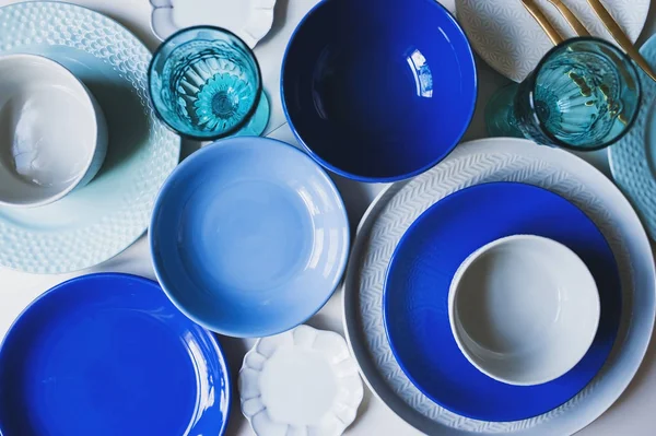 Set Dishware Blue Tones Ceramic Plates Wine Glasses Top View — Stock Photo, Image