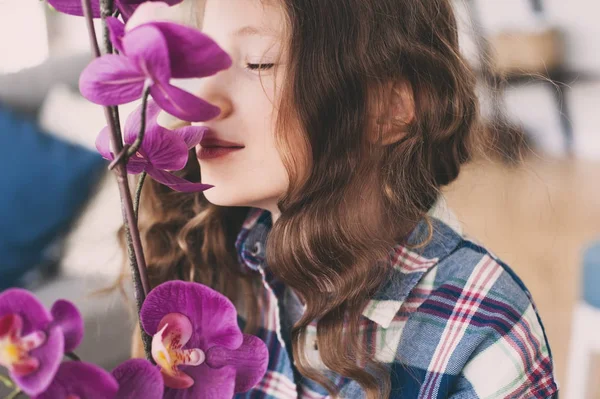 Rüya Gibi Gülümseyen Çocuk Kız Orkide Çiçek Evde Kokuyor — Stok fotoğraf