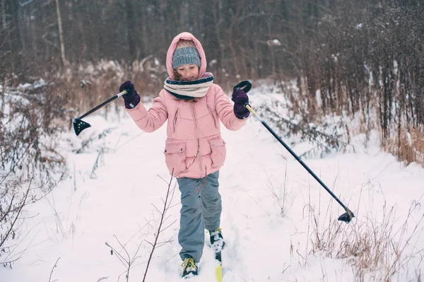 눈덮인 숲에서 스키를 휴일을 야외에서 보낸다 활동적 스포츠 — 스톡 사진