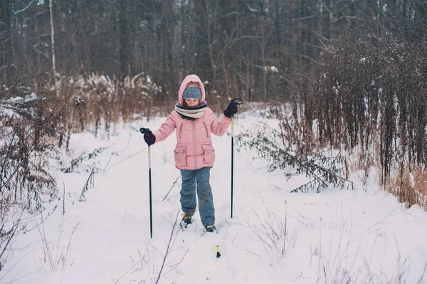 Niña Feliz Esquiando Bosque Nevado Invierno Pasar Las Vacaciones Aire — Foto de Stock