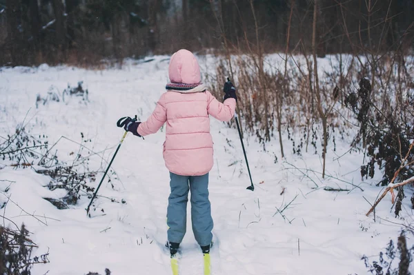 Niña Feliz Esquiando Bosque Nevado Invierno Pasar Las Vacaciones Aire — Foto de Stock